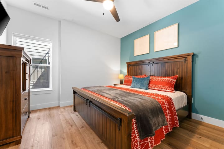 Chumba cha kulala cha ghorofa ya chini chenye beseni la kuogea/bafu