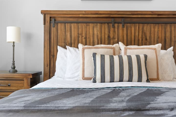 Chumba cha kulala cha ghorofa kuu chenye bafu