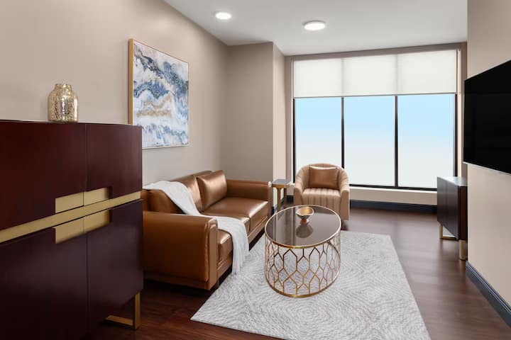 Legacy Hotel | Studio Suite | Near Amusement Park - Green Bay
