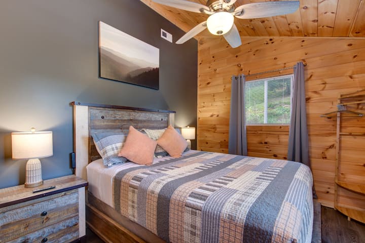 Една от удобните спални на фермата Maple Valley Farm House