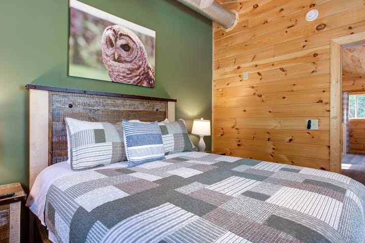 Една от удобните спални на фермата Maple Valley Farm House