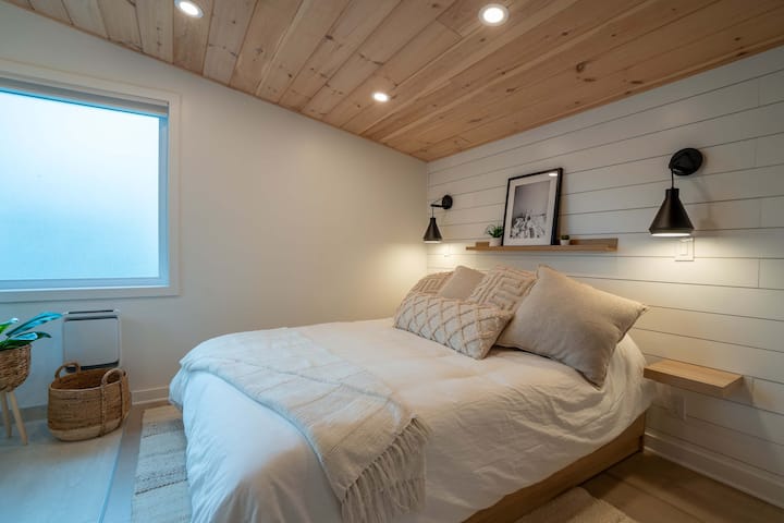 Izba 1 – osvetlená manželská posteľ