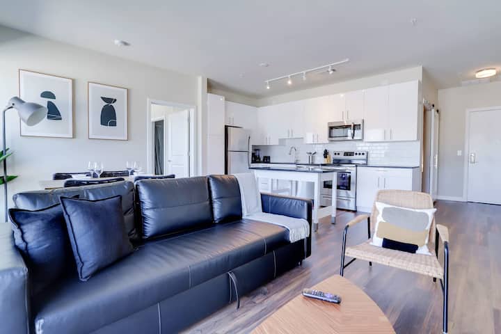 Modern 2br + Den With Balcony & Gym - 알렉산드리아