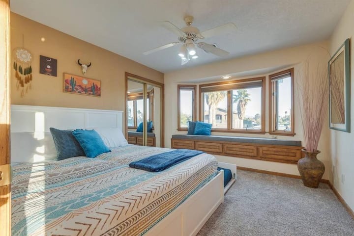 Chambre à coucher n° 1 à l'étage avec un très grand lit