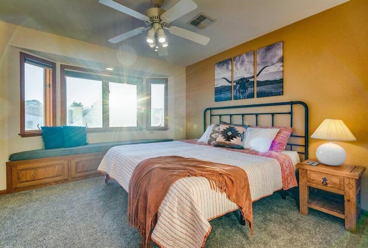 Chambre à coucher n° 2 à l'étage avec un très grand lit