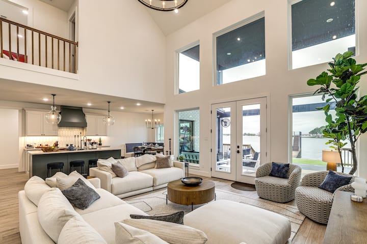 Hot Tub, Fire Pit! High-End Cedar Creek Lake Haven