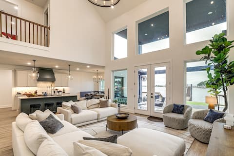 Hot Tub, Fire Pit! High-End Cedar Creek Lake Haven