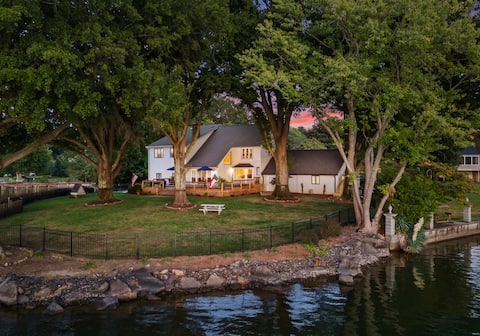 Successful Airbnb property: Hot Tub + Game Room + Views | Ponderosa Peninsula in Mooresville