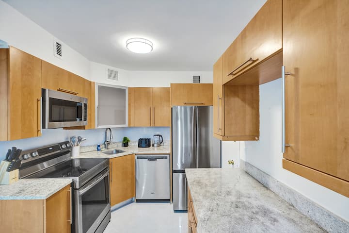 Steps To The Beach | 3br 2ba Condo | Resort 1406 - Miami Beach, FL