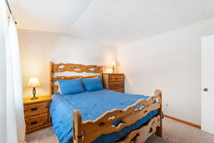 Termina la noche en una habitación acogedora solo para ti.
