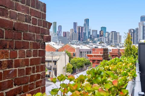 Popular Airbnb listing: Ultralux City Townhouse with Parking, Gym + Views in West Melbourne