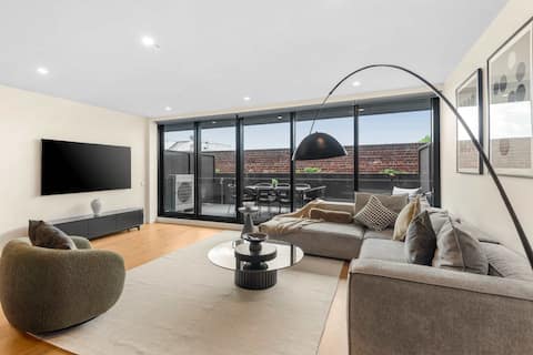 Ultralux City Townhouse with Parking, Gym + Views
