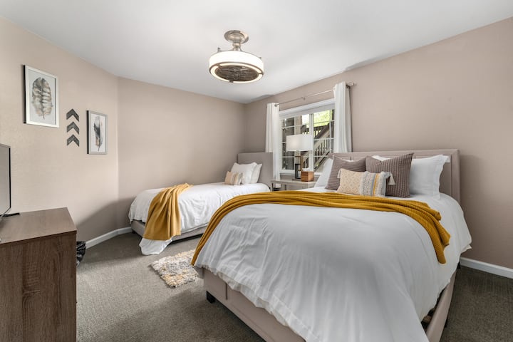 غرفة نوم ثانية بسرير كامل وسرير مزدوج