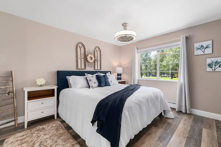 غرفة نوم رئيسية تضم سرير كينج