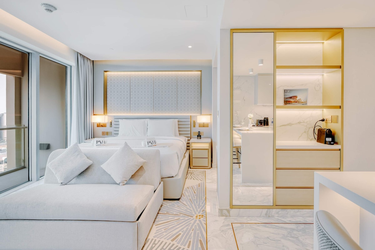 Spálňa ponúka flexibilné pohodlie s manželskou posteľou a pohovkou, ktorá sa dá premeniť na prístelku.