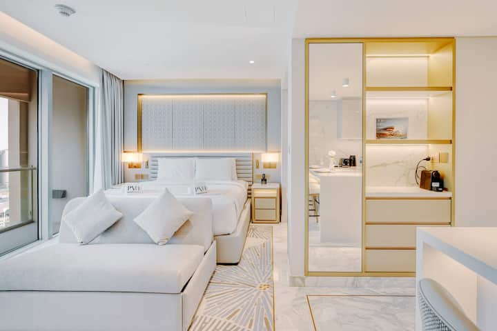 Prostor za spavanje nudi fleksibilnu udobnost s velikim bračnim krevetom i kaučem koji se pretvara u dodatni krevet.