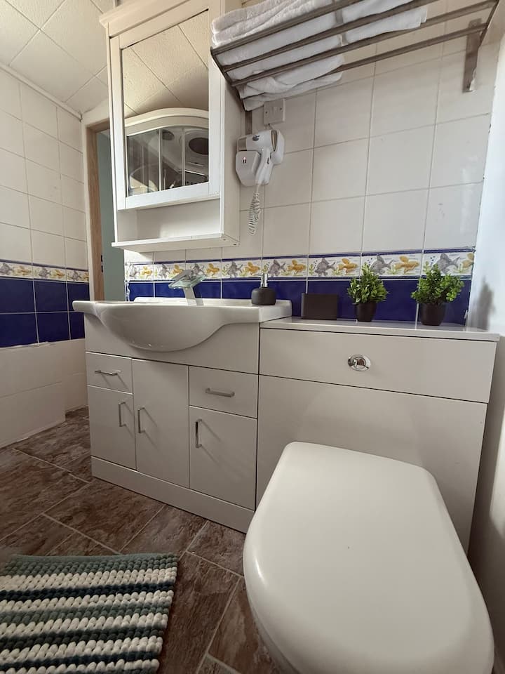 Studio- Sleeps 2- Free Wifi- Luxury Shower - Sutton Coldfield