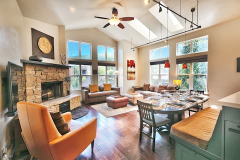Private Home Only 1 Block From Town Lift - Hot Tub