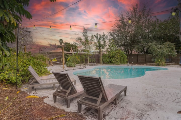 Sunny 3br Escape W/ Tiki Patio Dining & Yard - Largo, FL