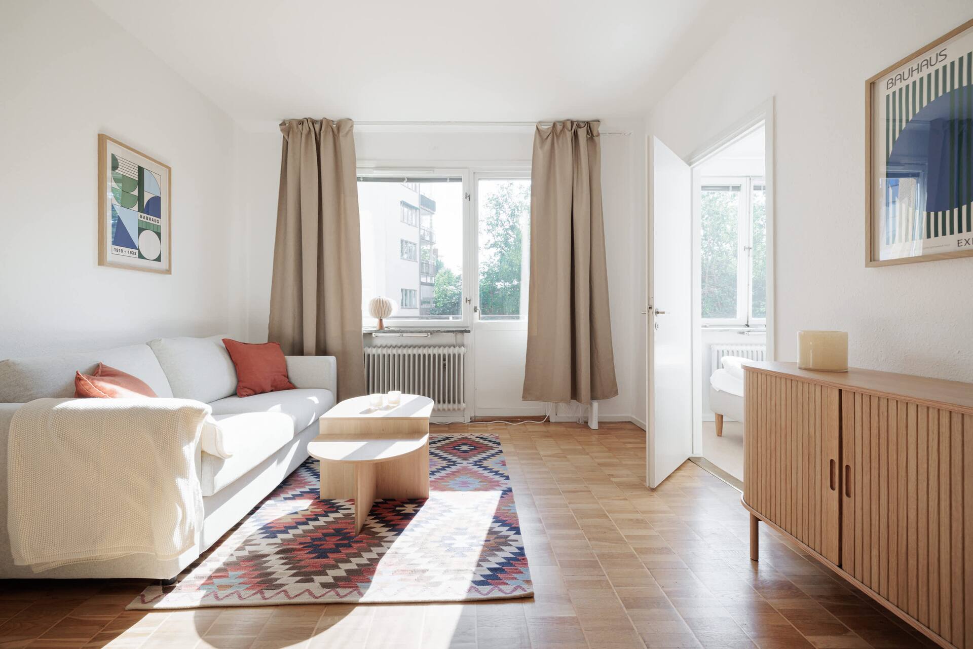 50's flat w/ balcony in charming suburb