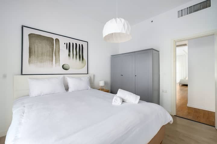 חדר השינה המרווח מציע לילות רגועים עם מצעים רכים, שפע של אור וגישה נוחה לאטרקציות סמוכות.