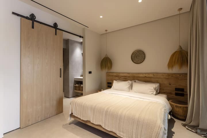 Chumba cha pili cha kulala katika nyumba kuu, pia ni chumba cha watu wawili. (Chumba cha kulala cha 2)