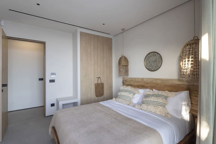 Chumba cha kwanza cha kulala katika nyumba ya kulala wageni, chumba cha watu wawili. (Chumba cha kulala cha 3)