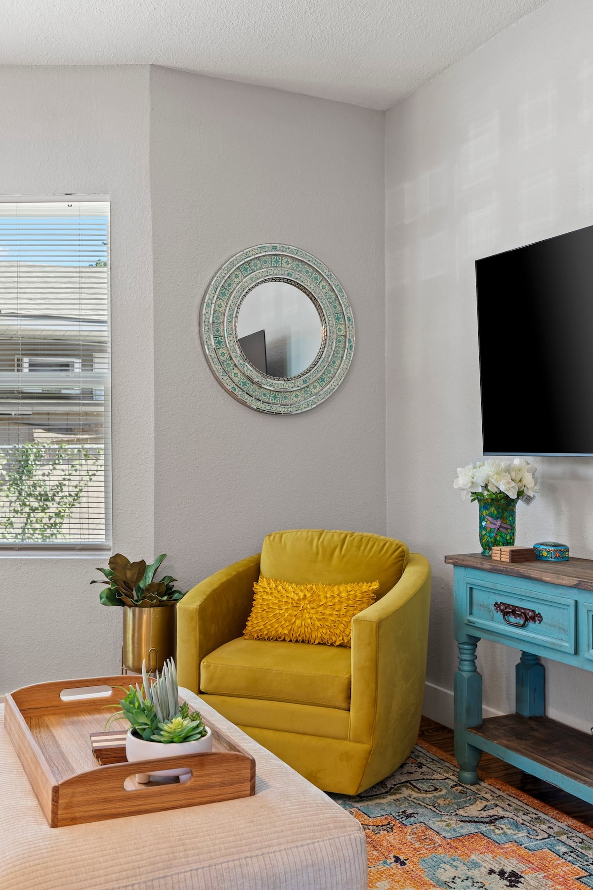 Popular Airbnb listing: Roundabout on Blanco Quick Access to Everything SA in Midtown
