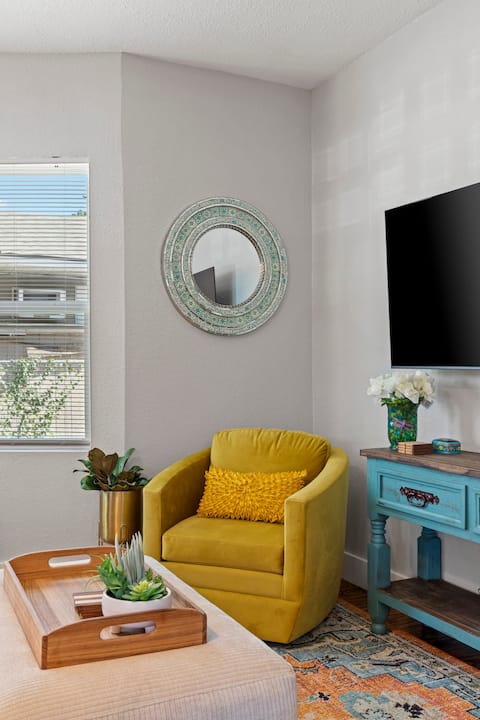 Popular Airbnb listing: Roundabout on Blanco Quick Access to Everything SA in Midtown