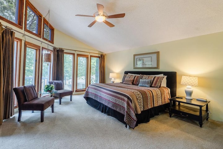 Glavna spavaća soba s bračnim krevetom 