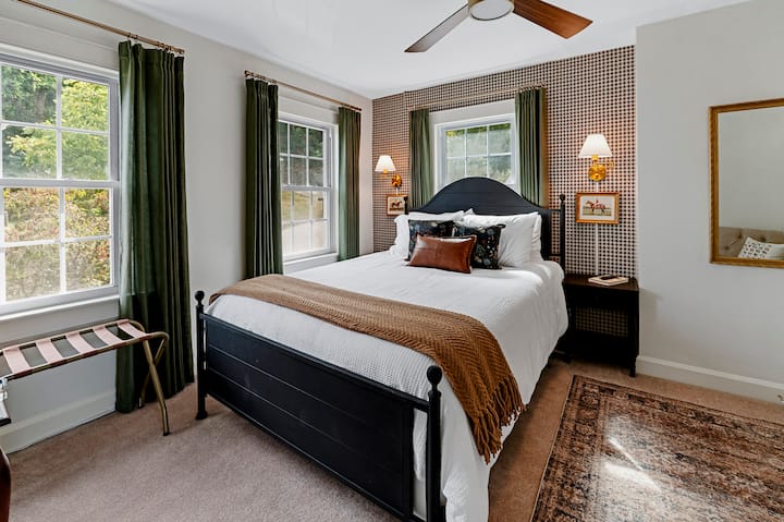 Krevat me shkumë "queen memory" me shtroja të klasit të hotelit, raft valixhesh, televizor inteligjent, stacion karikimi, perde të errëta