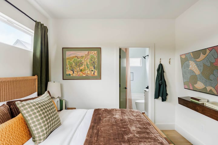 Spavaća soba 2 – bračni krevet (širine 180 – 200 cm) (drugi kat)