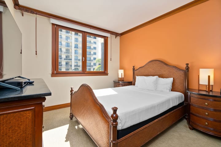 Spálňa 2 je vybavená manželskou posteľou, televízorom a vlastnou kúpeľňou.