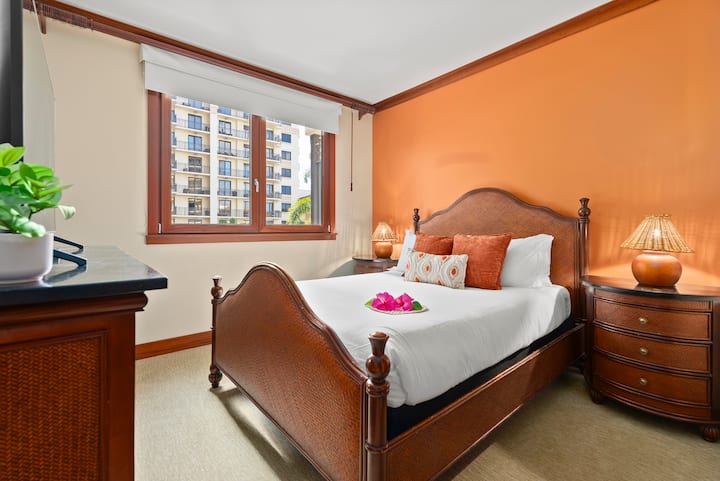 2号卧室设有标准双人床、电视和套房浴室。