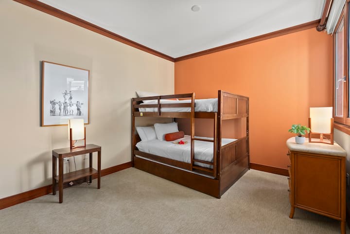 3号卧室配备一张双层床，带一张单人床。