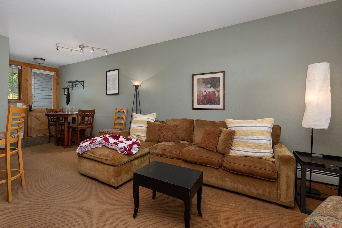 תוכלו לשקוע בסלון הנעים הזה, שבו תאורה רכה וריהוט חמים יוצרים את המפלט המושלם אחרי הרפתקאות בהרים.