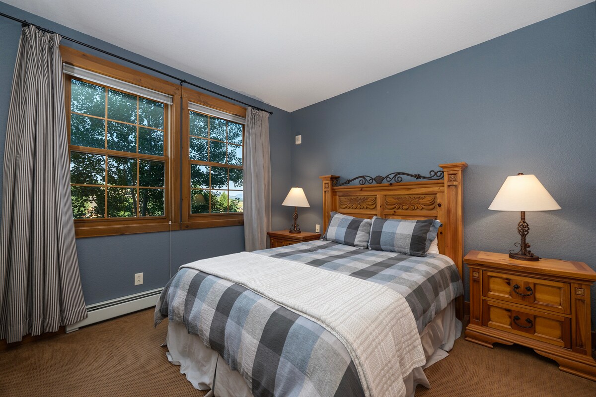 תוכלו לשקוע בחדר השינה הנעים שלכם עם המצעים המפוספסים והמרופדים, ריהוט העץ החם ונופי הגן השלווים דרך חלונות מקסימים.