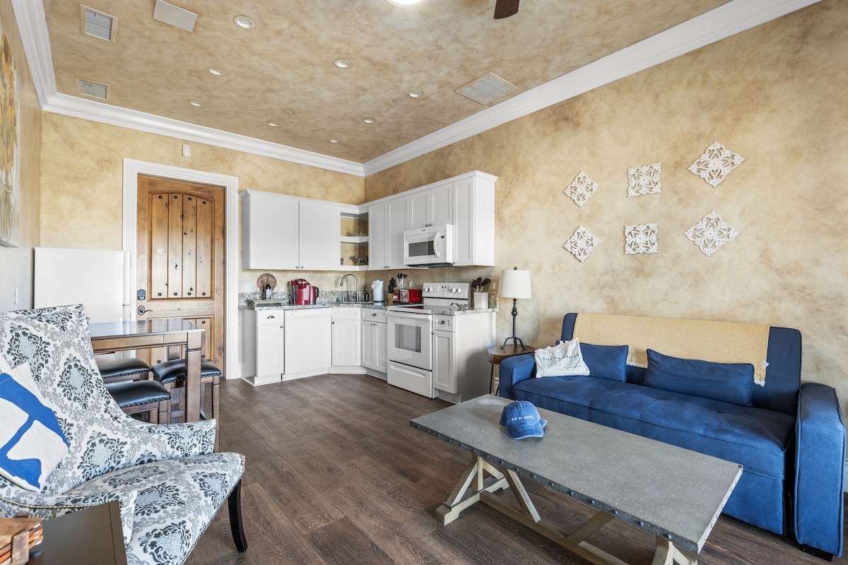 סלון עם ספת קווין סייז.