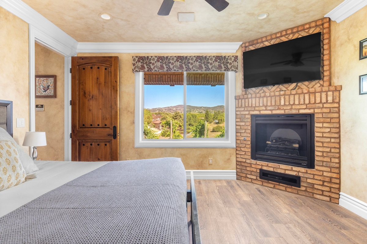 חדר שינה נעים עם קמין וטלוויזיה למנוחה אולטימטיבית.