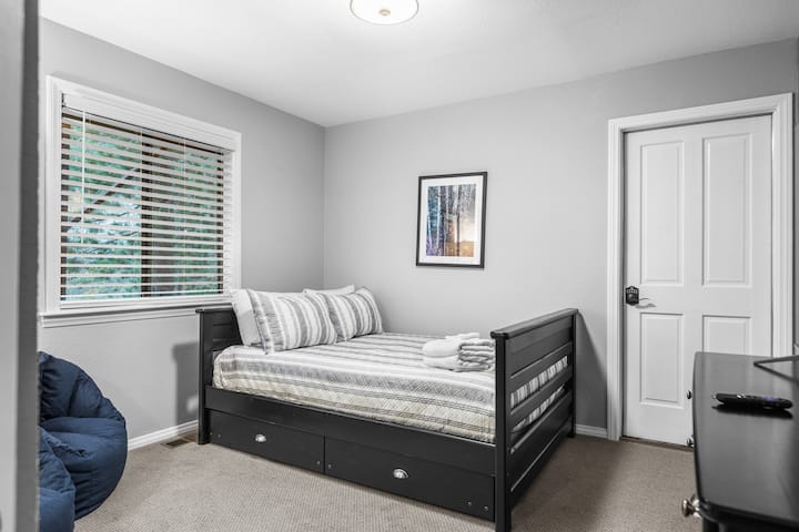 Spavaća soba 5 ima bračni krevet s krevetom na razvlačenje.