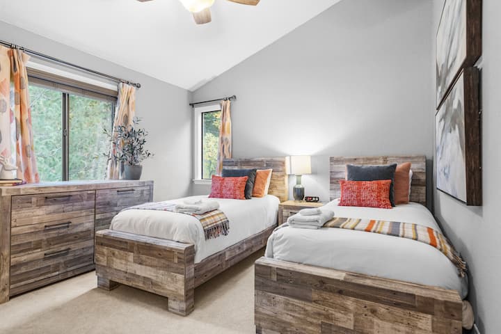 Spavaća soba 3 ima dva bračna kreveta.