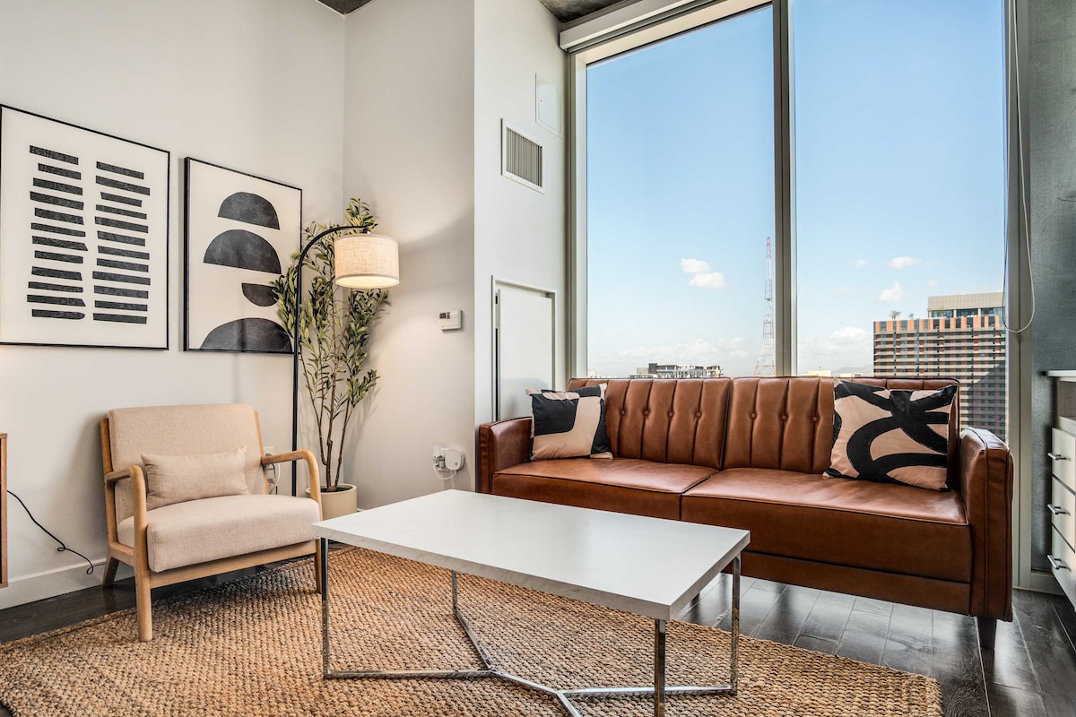 Photo inspiration: Highrise Apartment Rentals With Pool Reference: Boulevard Stays Highrise Stu Sky Pool Parking Gy