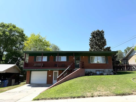 Park Home- Parkside Haven for Families & Pets