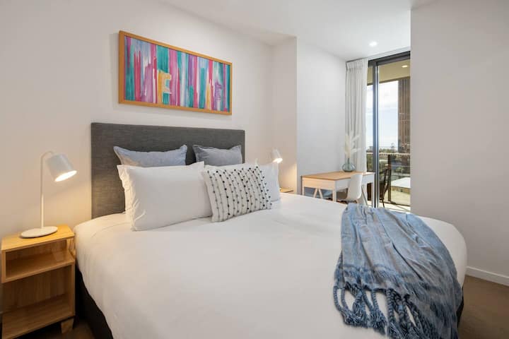 ห้องนอนที่ 2 มีเตียงคิงไซส์ให้พักผ่อนอย่างสงบและมีมุมอ่านหนังสือสำหรับเช็คอีเมลหรือวางแผนวันอย่างรวดเร็ว