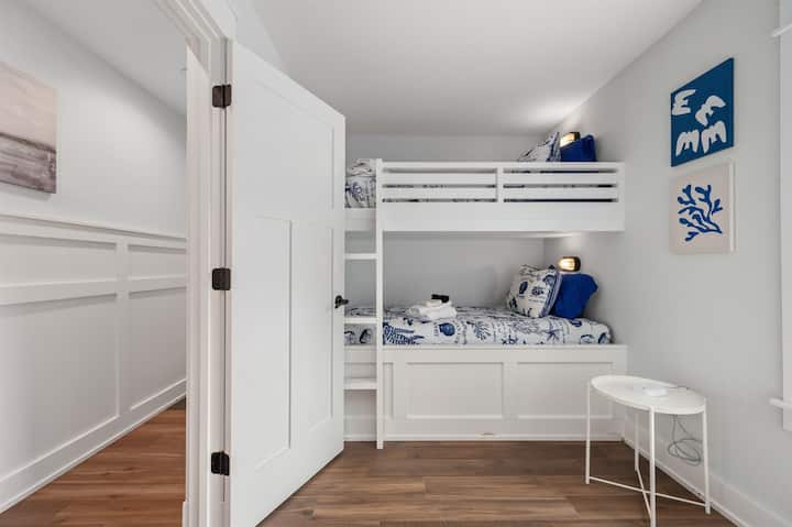 Soveværelse 6 er perfekt til børn eller ekstra gæster og er designet med komfortable indbyggede køjesenge, der giver en sjov og effektiv soveplads i underetagen.