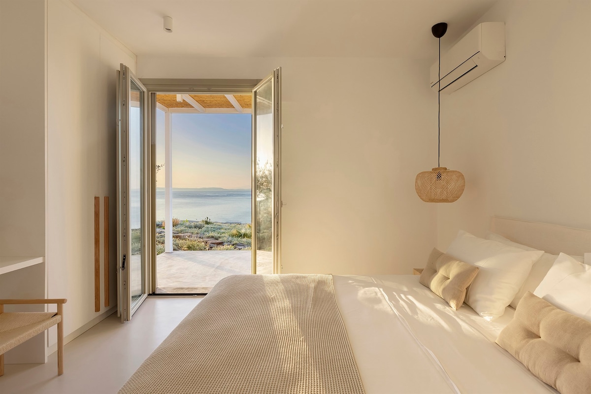 El primero de los dos dormitorios dobles en la casa principal.