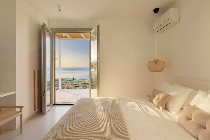 El primero de los dos dormitorios dobles en la casa principal.