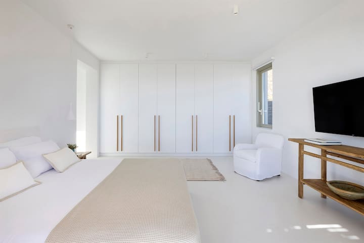 El mismo dormitorio visto desde otro ángulo.