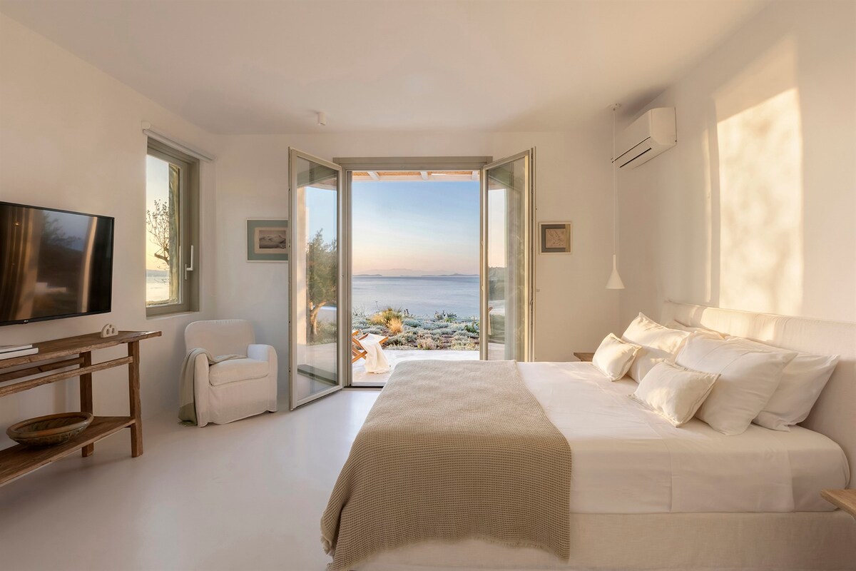 El segundo dormitorio doble de la casa principal con vistas al mar y acceso a la terraza.