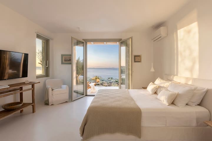 El segundo dormitorio doble de la casa principal con vistas al mar y acceso a la terraza.